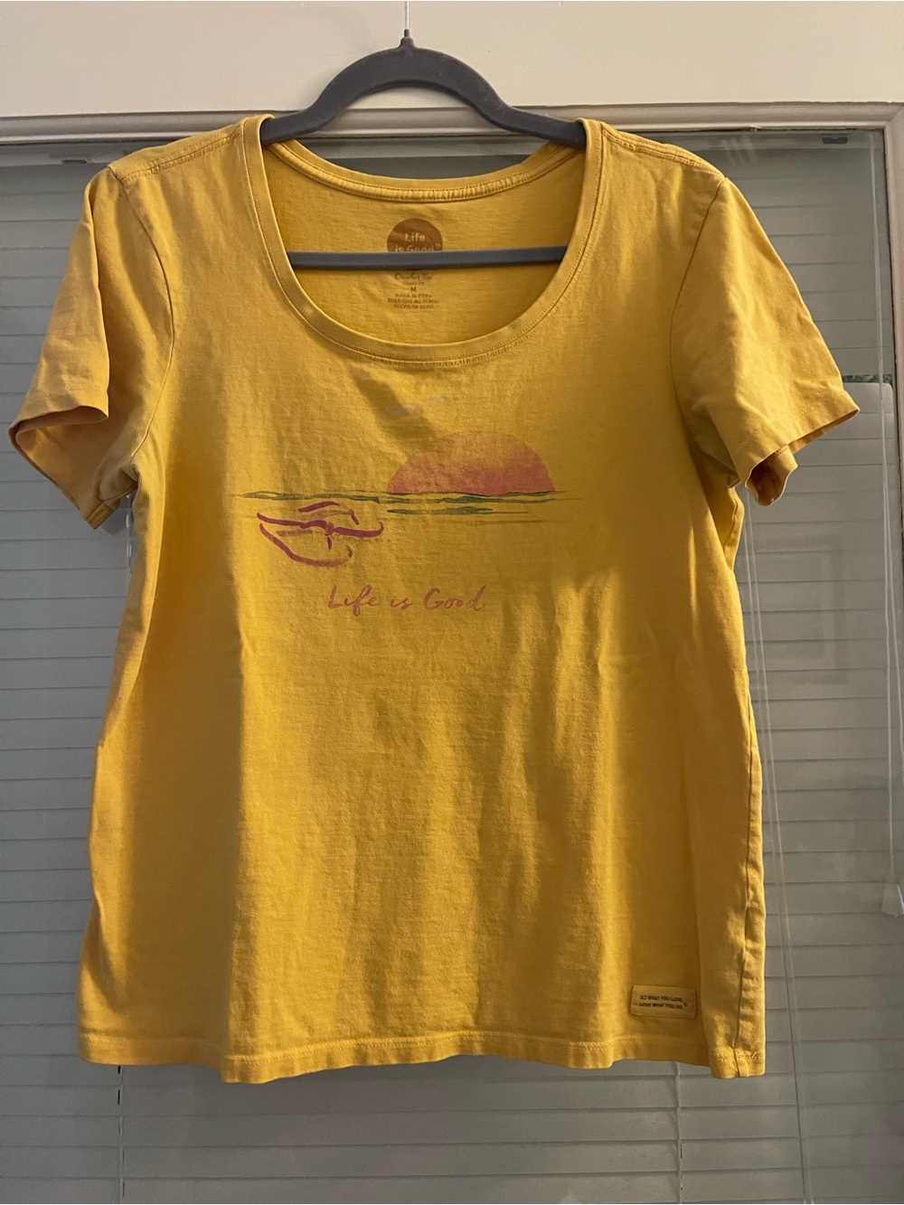 LIFE IS GOOD LOGO SS GOLDEN YELLOW CRUSHER TEE CLASSIC FIT SZ M EUC